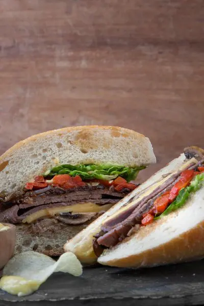 Sandwich de roast beef con mayonesa casera