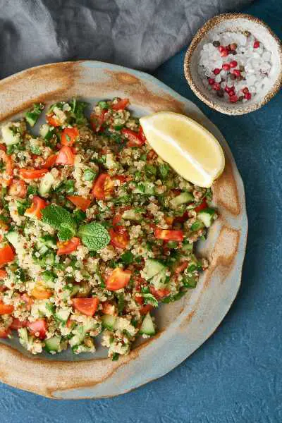 La ensalada de quinoa es una receta nutritiva y fácil