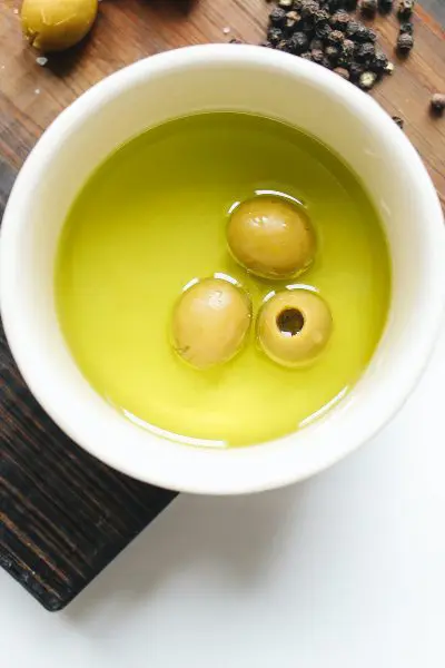Aceite de oliva con limón: verdad o mentira de sus efectos